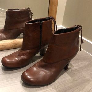 BORN 💯 Genuine Leather Chestnut Brown Booties Size 8